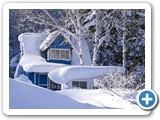 Négligence des occupants, danger, maison en surpoids de neige sur la toiture
