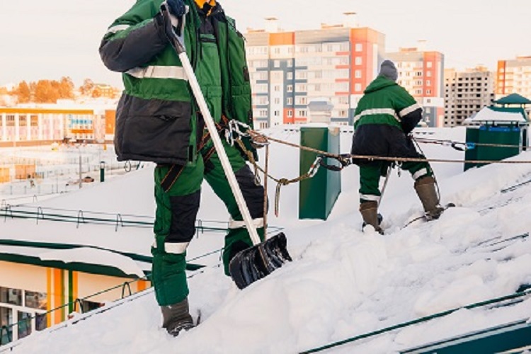 Déneigement des toits : sécurité avant tout!