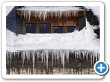 Toiture couverte de neige et glaçons