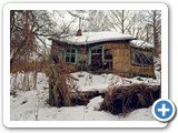 Toiture et structure de la maison endommagée par le poids de la neige mouillée
