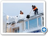 Déneigement d’une toiture de maison